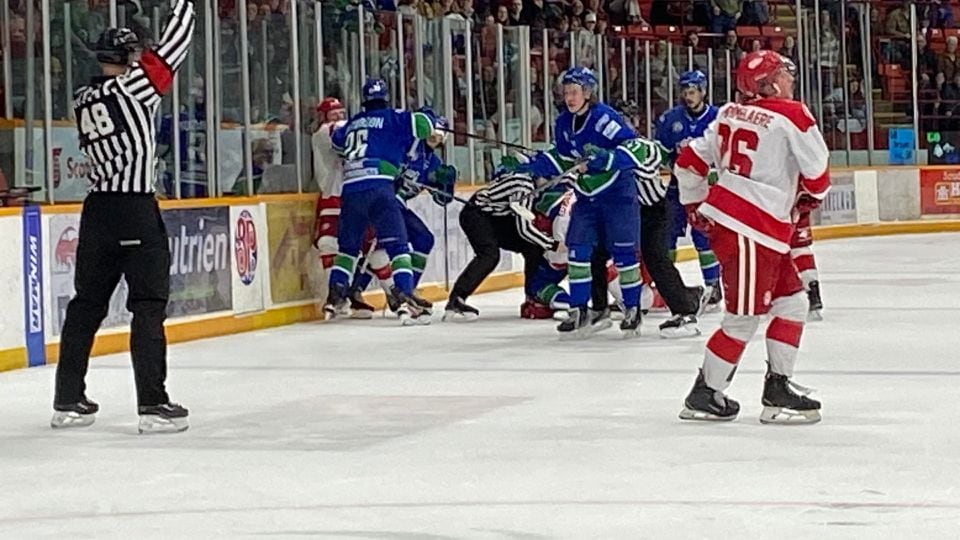 Melfort Mustangs beat Weyburn Red Wings in game 2 of the SJHL final