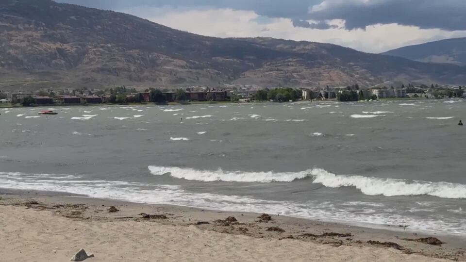 Severe wind leaves hundreds without power
