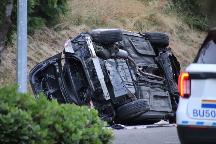 Crash blocks traffic on Burnaby Mountain Parkway