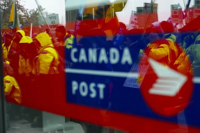 'Unlikely to see a settlement' before Canada Post strike deadline: labour analyst