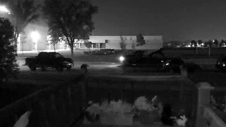 Caught on camera: Tow truck used to steal vehicle from Winnipeg couple’s driveway