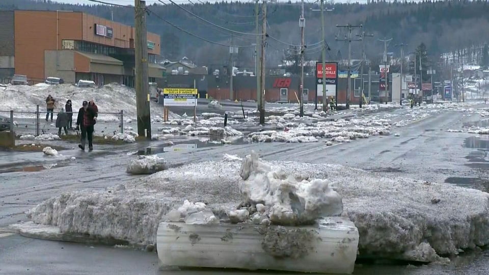 Several Quebec cities on high alert as rain and warmth brings flooding, closing schools