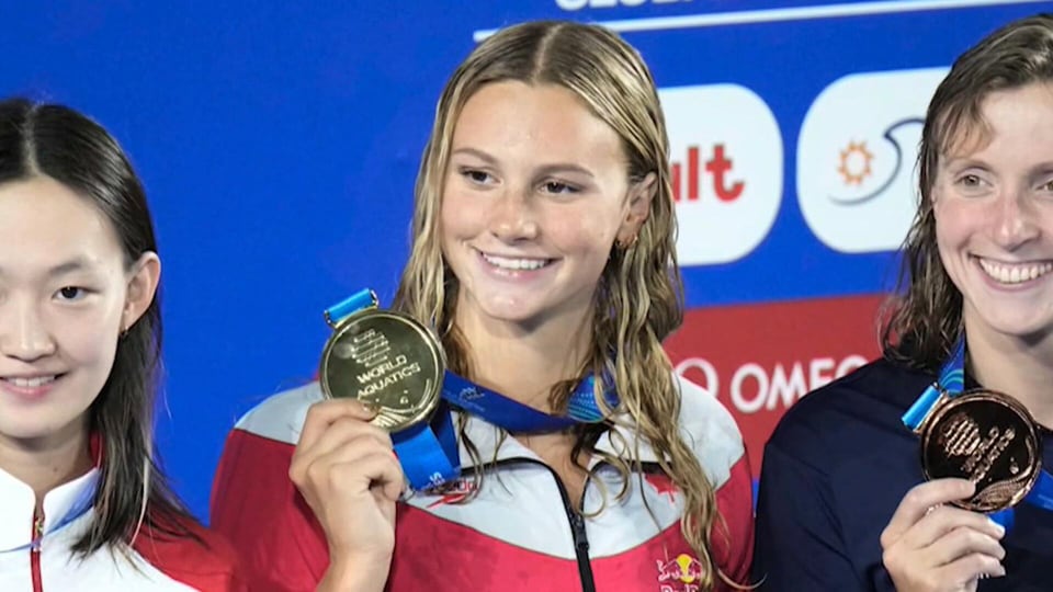 Summer McIntosh to compete for fourth straight gold medal at swimming world championships