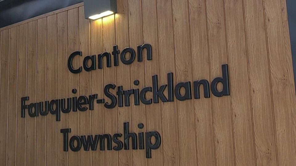 Town in financial crisis meets with the province