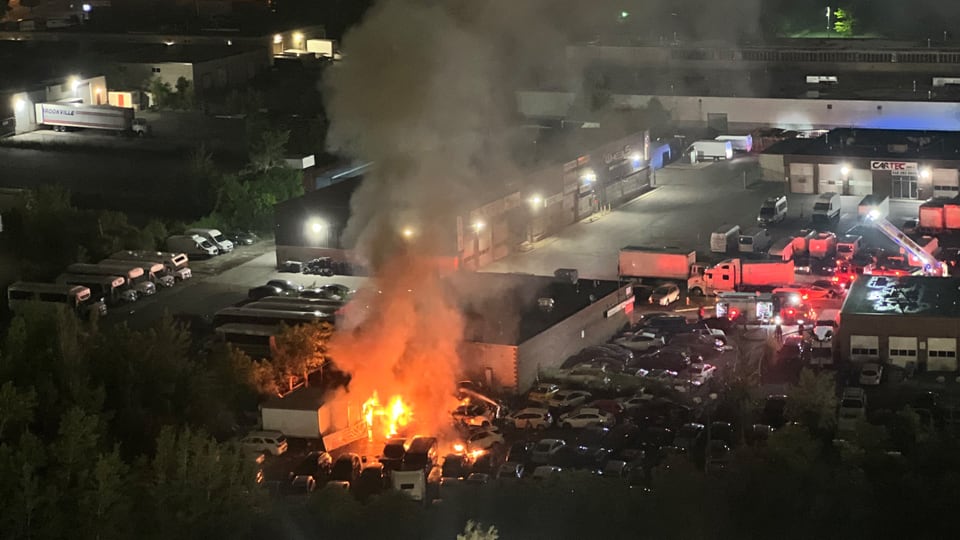 Toronto police is looking for two suspects after eight cars set on fire in Scarborough