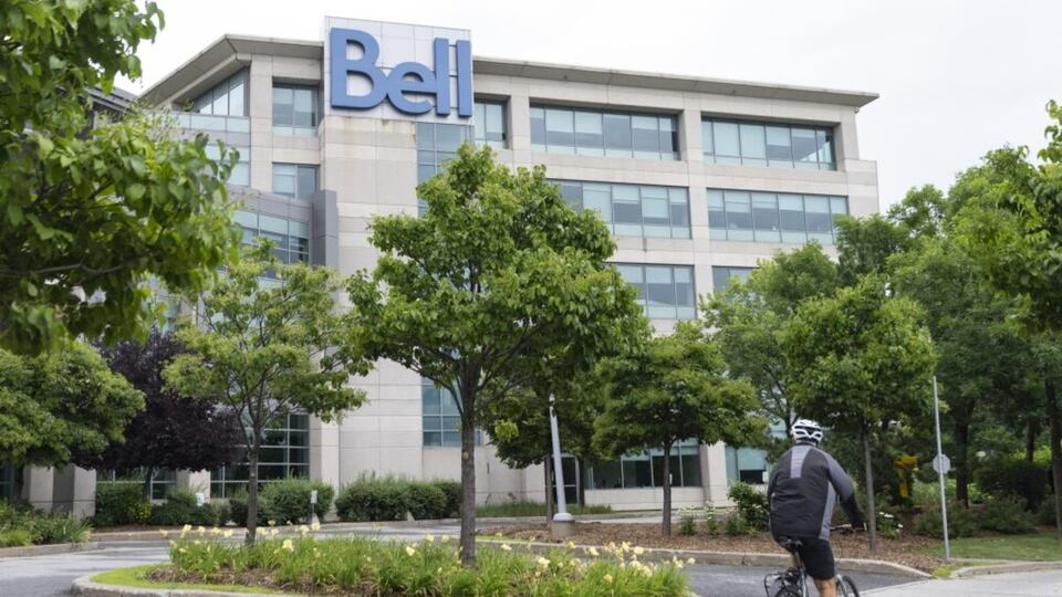 BCE cuts dividend as Q1 profit tops estimates
