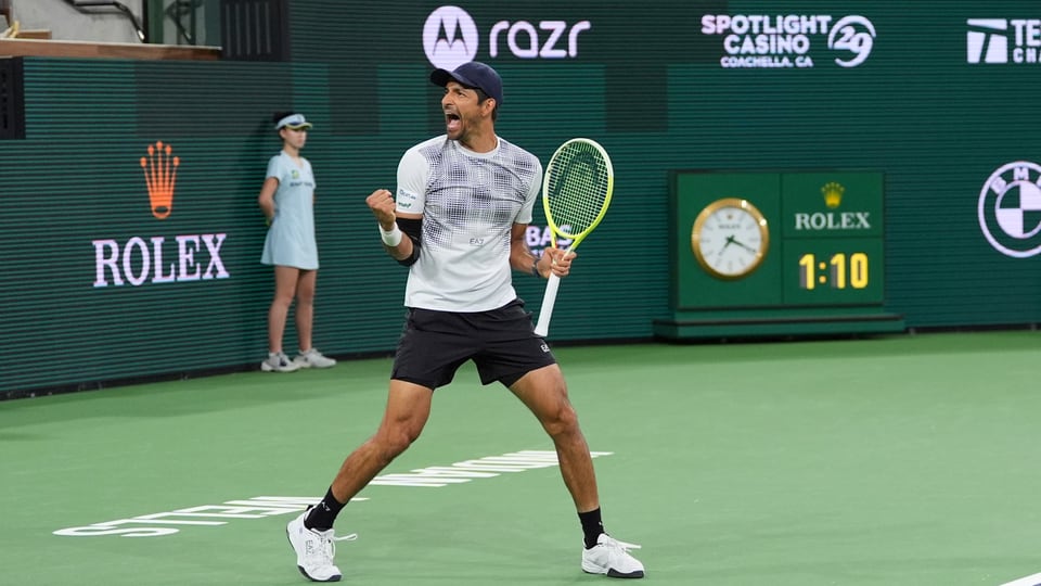 Tennis pro Marcelo Arévalo teaching aspiring players in Toronto