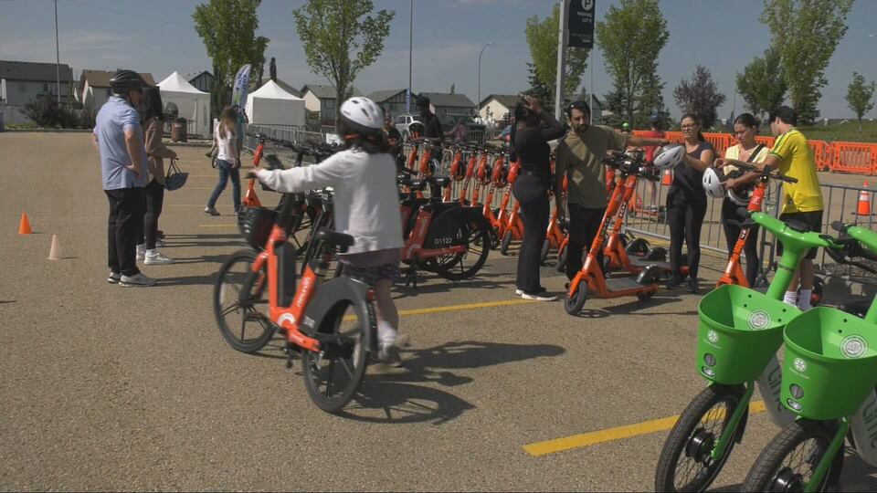 Edmonton holds open house to teach residents about e-scooters, e-bikes