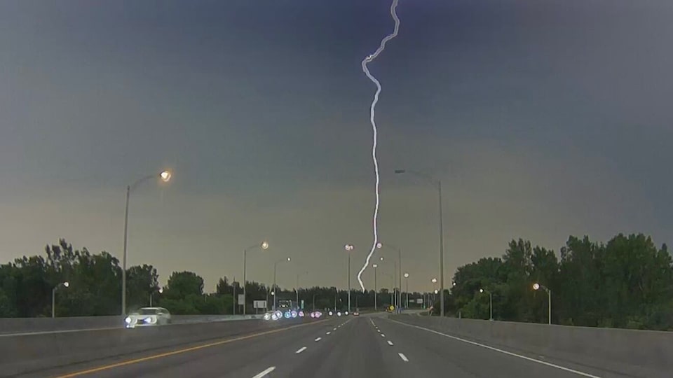 Caught on video: A dashcam catches a flash of fork lightning in Montreal