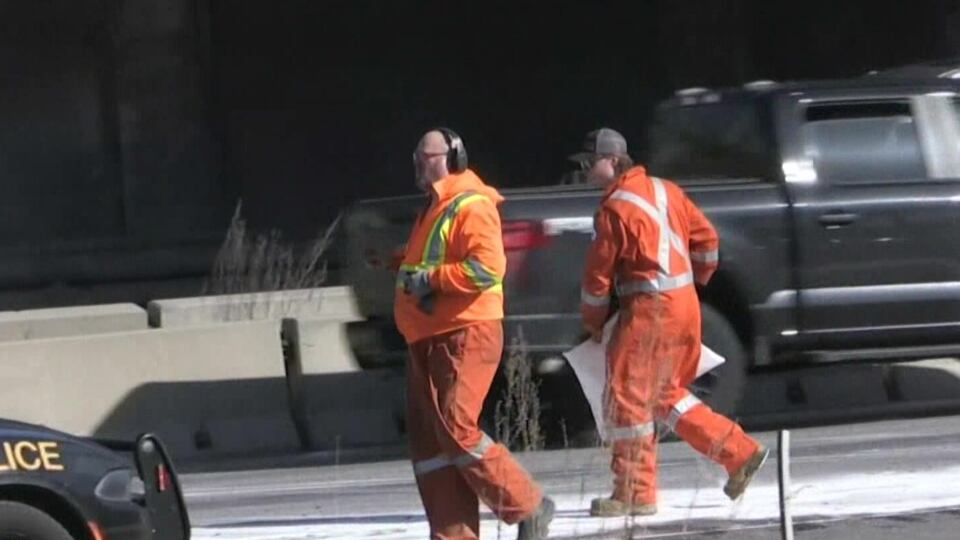Multi-vehicle crash closes lanes on Highway 400
